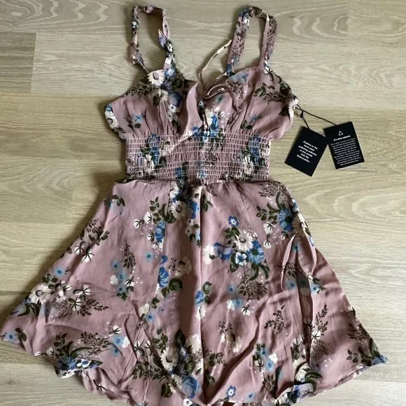 REFORMATION - ELYSE DRESS - IRENE - SIZE 8 (RUNS 1 SIZE SMALLER) - Picture 5 of 10